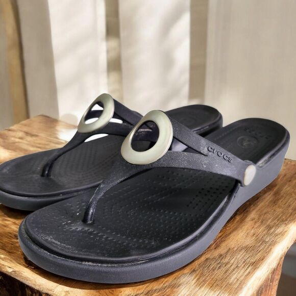 Crocs Sanrah Beveled Circle Thong Sandals Womens 8 Wedge Heel  Black Croslite - Picture 1 of 9